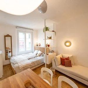 Beautiful Central Steps From Lake And Water Jet Apartment